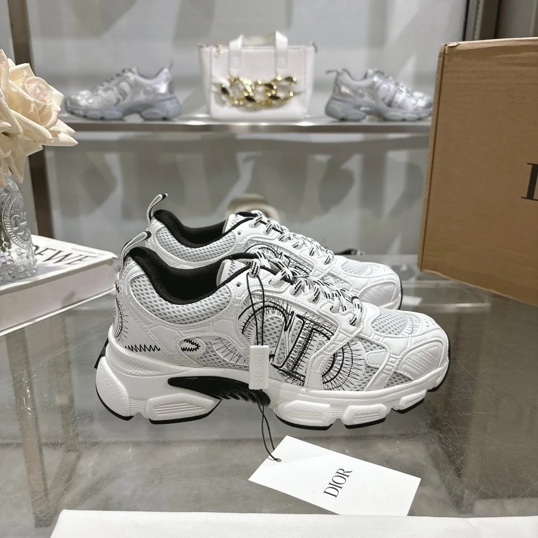 👟👟Ex-factory price 560👟👟 This Dior Chrono sneaker is a new product of the 2024 autumn ready-to-wear series, reinterpreting running shoes with Dior's high-end style. White mesh fabric is paired with nude and silver-toned laminated leather-effect panels, as well as CD logos on the sides, a star patch on the tongue and a Dior logo on the heel. Featuring tri-color laces, a lightweight sole and star embellishments for a casual look all year round. ✅Size: 35-40 ✅Packaging: With counter packaging and Dior outer box